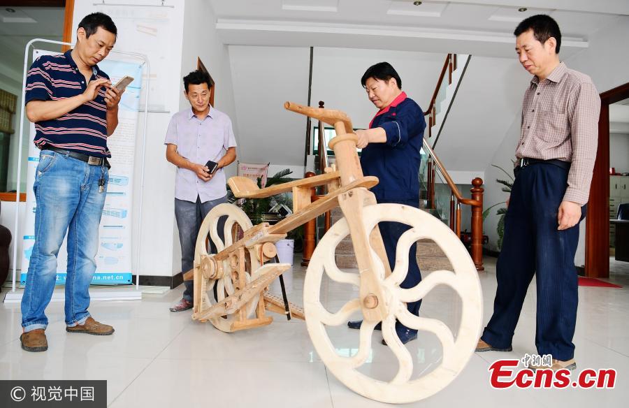 Man creates wooden bike in Jiangsu(1/3)