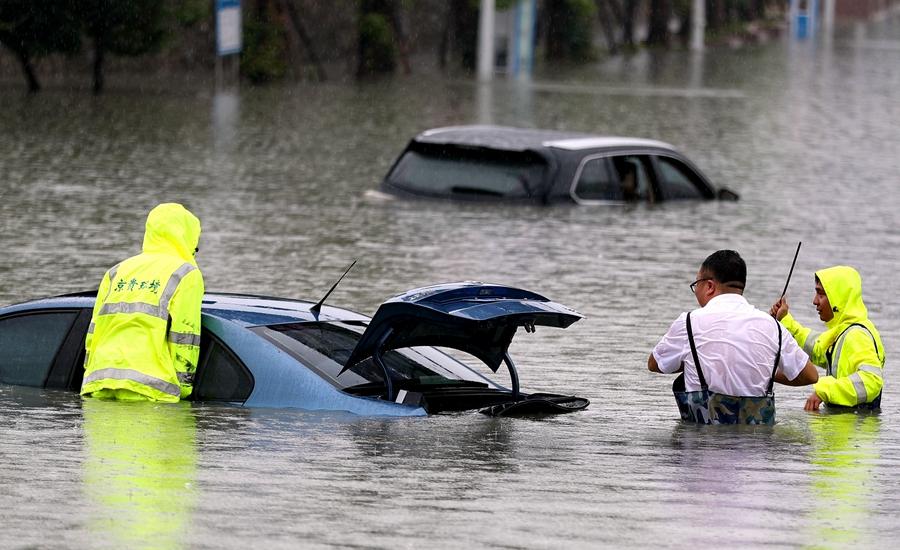 Typhoon Merbok slashes its way into S China(1/7)