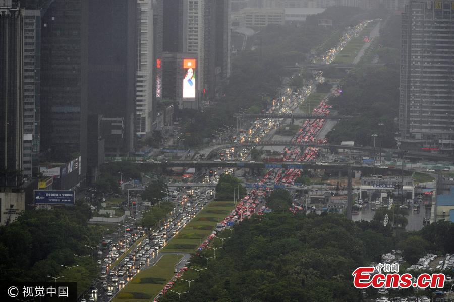 Typhoon brings traffic to a halt in Shenzhen(1/3)