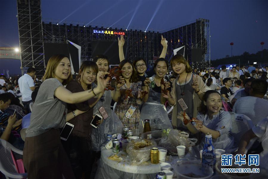 Crayfish festival marked in China's Jiangsu(1/6)