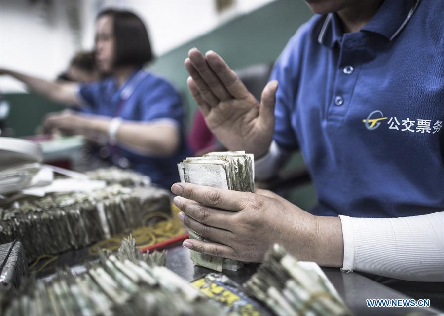 Mobile payment facilitates the work for cashiers in Wuhan(1/8)