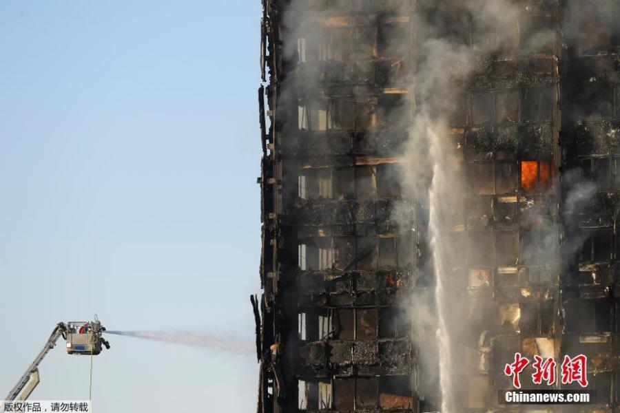 Huge fire engulfs 27-storey London tower block(1/11)