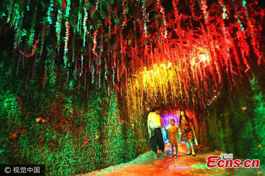Cool underground tunnel attracts tourists on hot days (1/3)