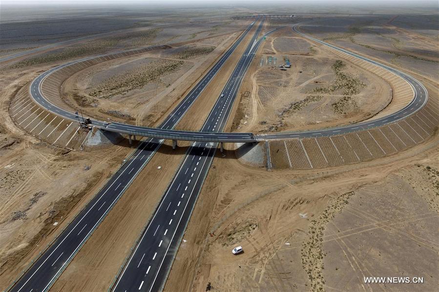 Photo taken on June 18, 2017 shows the Hami section of Beijing-Xinjiang Highway in Hami, northwest China\'s Xinjiang Uygur Autonomous Region. The Hami to Mingshui of Gansu section of Beijing-Xinjiang Highway was expected to open to traffic at the end of June. The open of Beijing-Xinjiang Highway will shorten a highway mileage of 1,000km from Beijing to Xinjiang. (Xinhua/Cai Zengle)