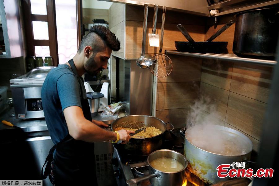 Refugee cooks up taste of Syria in Athens(1/8)