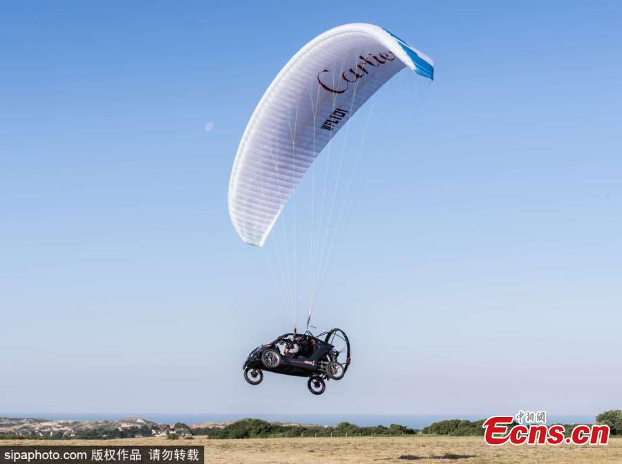 French flying car flies over the English Channel (1/4)