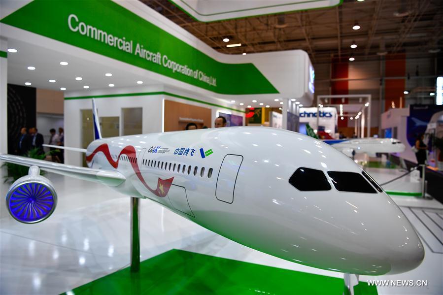 Model of China-Russia commercial aircraft displayed in France(1/7)