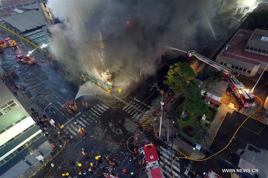 Building caught fire in Lima, Peru(1/3)