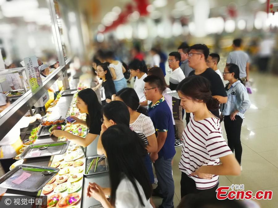 University offers free dinner for 16,000 graduates(1/3)