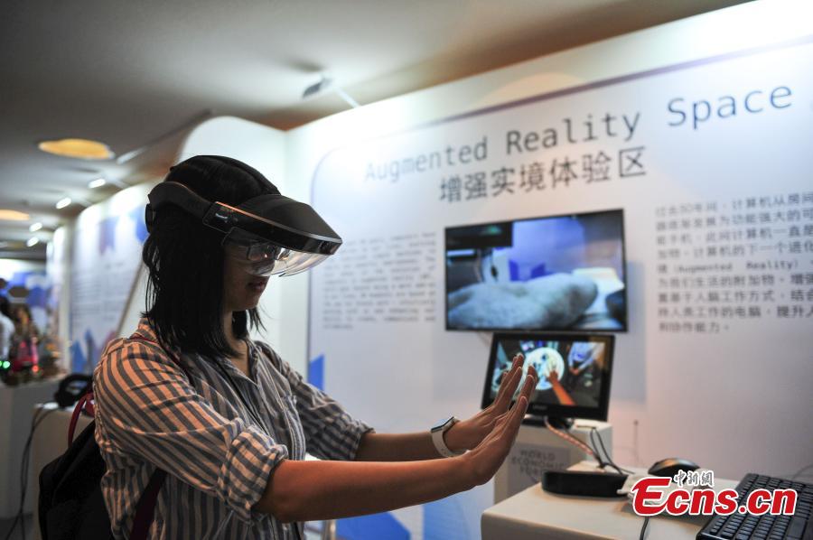 Augmented reality debuts at Summer Davos(1/6)