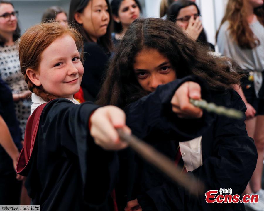Harry Potter fans celebrate 20 years of magic(2/9)