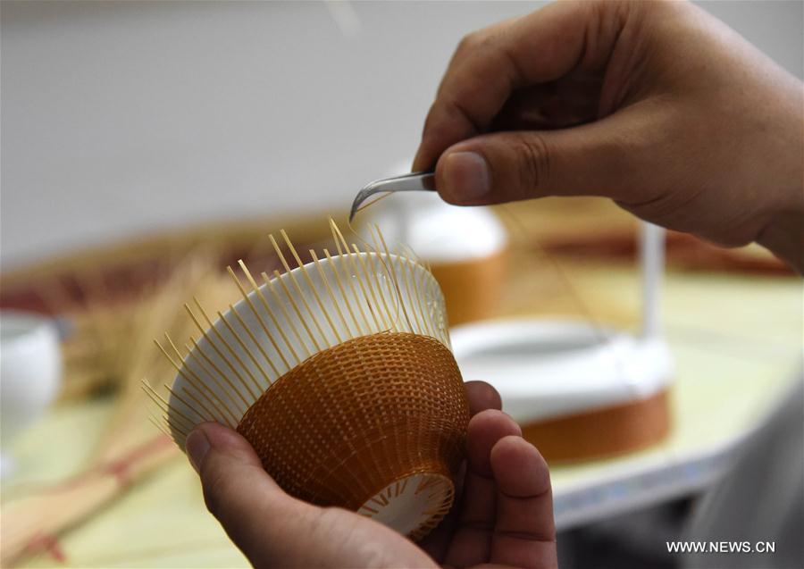 Craftsman Zhang Sanshi makes a porcelain body at a workshop at Jingdezhen, east China\'s Jiangxi Province, June 26, 2017. Jingdezhen has a history of porcelain-making that dates back more than 1,000 years. In the late Ming Dynasty (1368-1644), it was not only the home of imperial kilns, but also a center for porcelain exports. (Xinhua/Zhang Ruiqi)