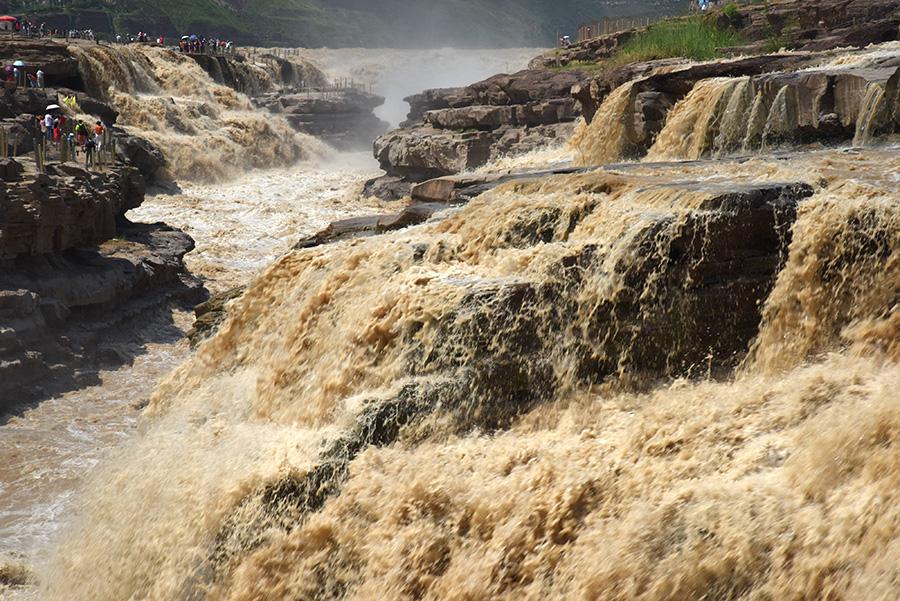 Heavy rain escalates power of Hukou falls(1/8)