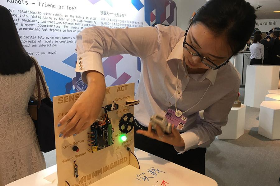 Participants try their hands on making robots at Summer Davos(1/6)