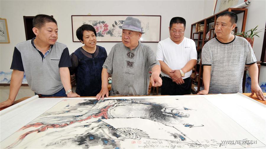 Artist demonstrates finger paintings(1/4)