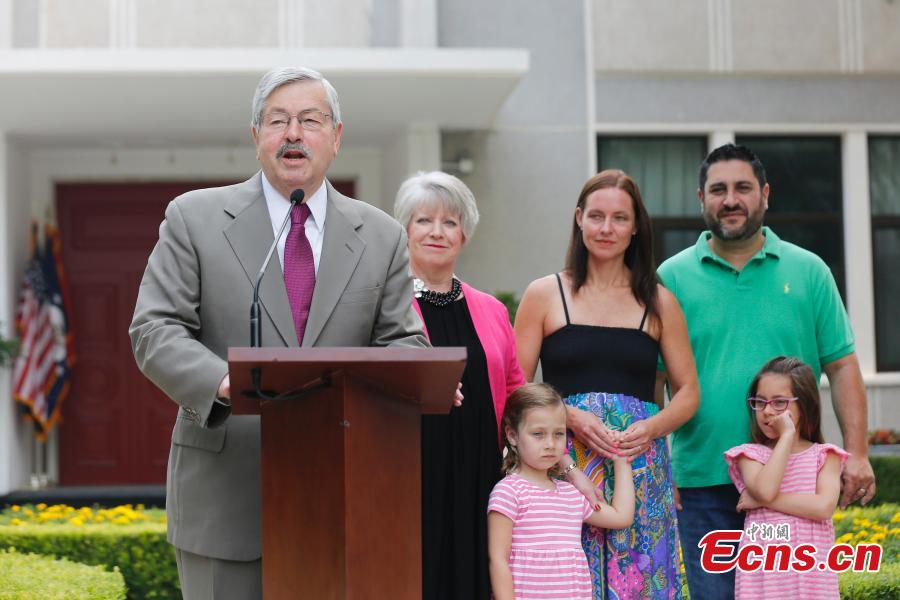 New U.S. ambassador introduces family to media (1/7)