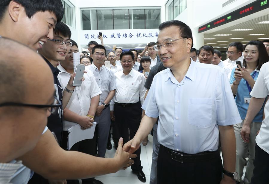 Premier Li visits Dalian area of China (Liaoning) Pilot Free Trade Zone(1/4)