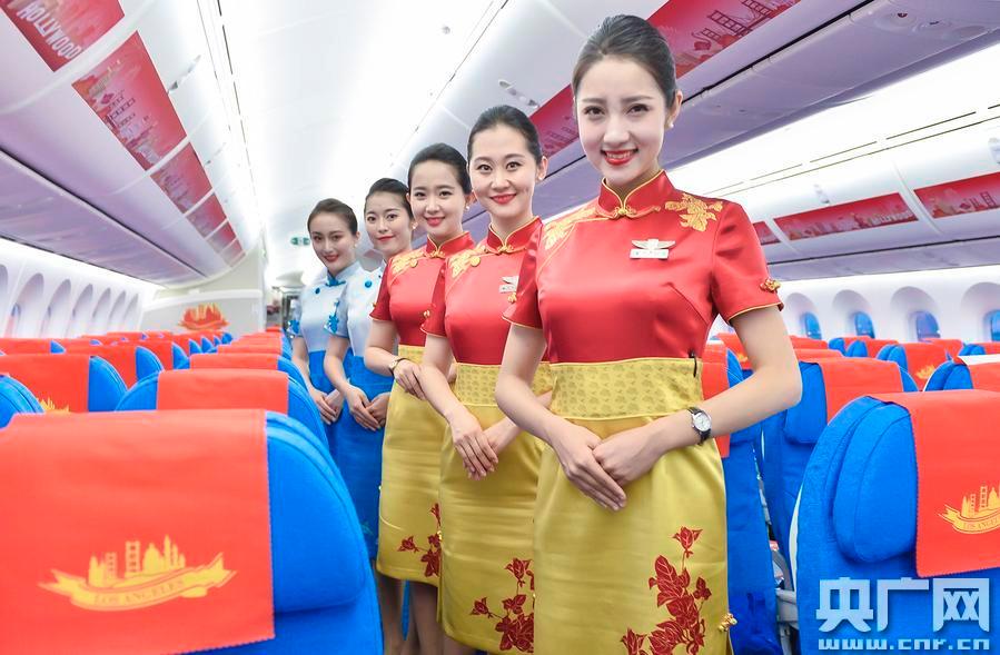 Xiamen Airlines' new flight attendants' uniforms unveiled(1/5)