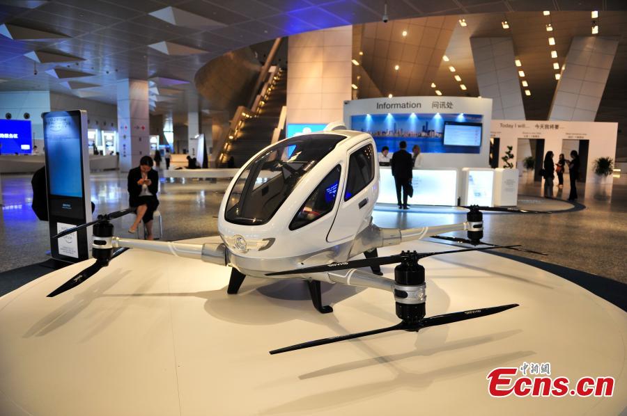 Self-flying manned aircraft on show at Dalian forum(1/4)