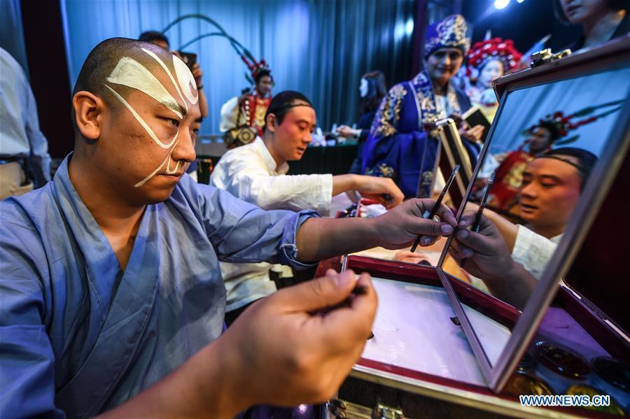 Guests of Summer Davos invited to taste Peking Opera(1/6)