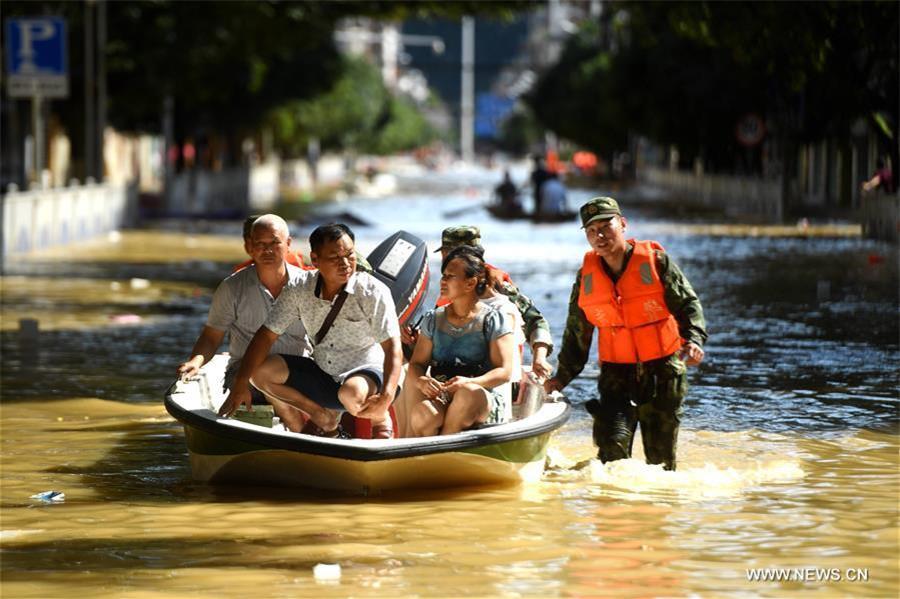 Southern China warned to brace for new floods(1/8)