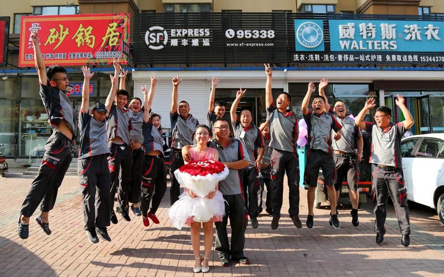 Deliveryman proposes with 11 electric tricycles(1/7)