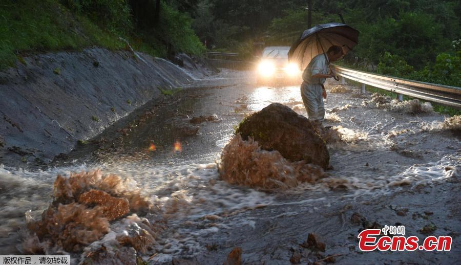 Flash floods sweep parts of south Japan(1/7)