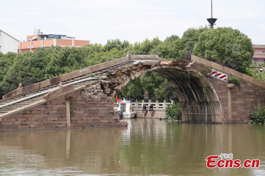 Grand Canal bridge collapses after rain in Hangzhou(1/8)