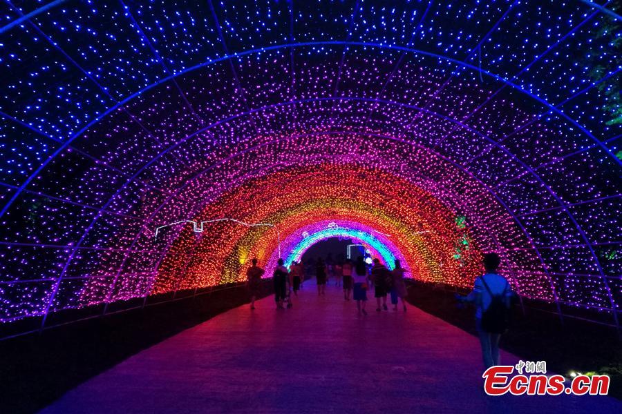 Cool 'rainbow tunnel' draws visitors in hot summer (1/4)