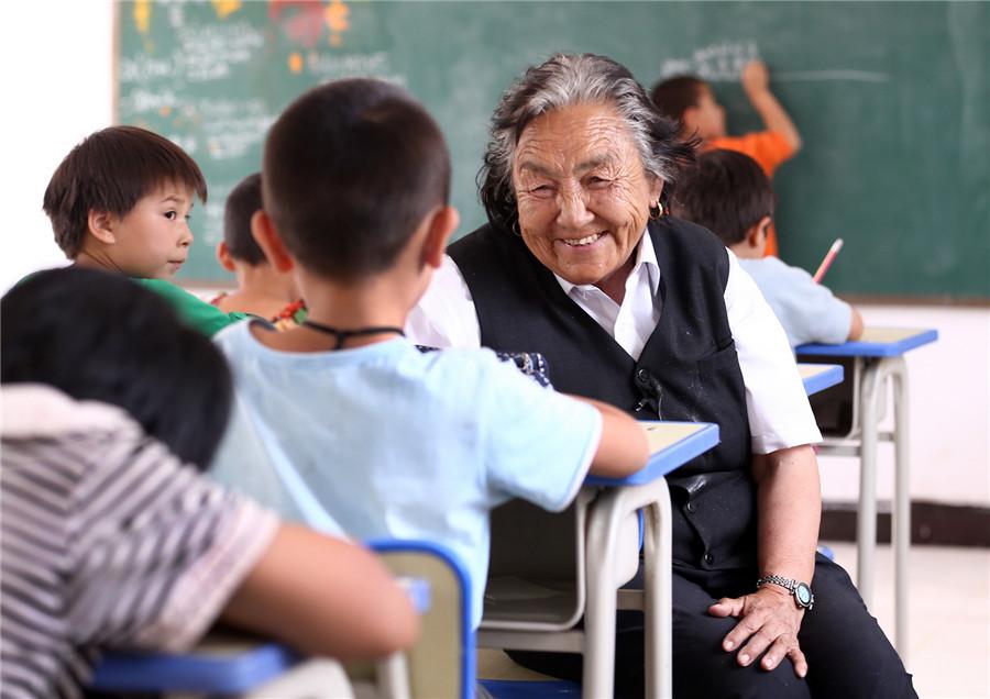 Homework tutor in Xinjiang beloved at age 74(1/9)