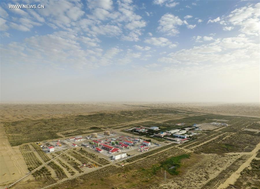 Shelter forest protects desert highway from intrusion of sand in Xinjiang(1/7)