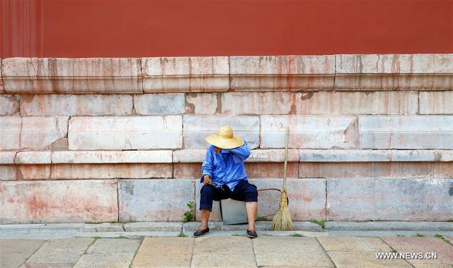 Heat wave expands in many parts of China(1/9)