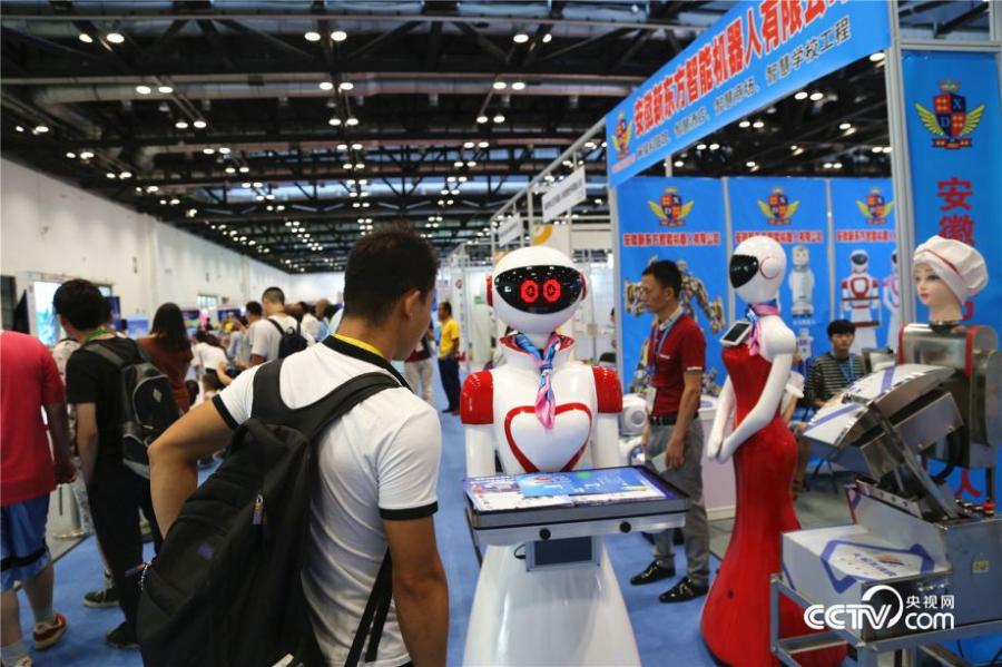 New products unveiled at robot expo in Beijing(1/11)