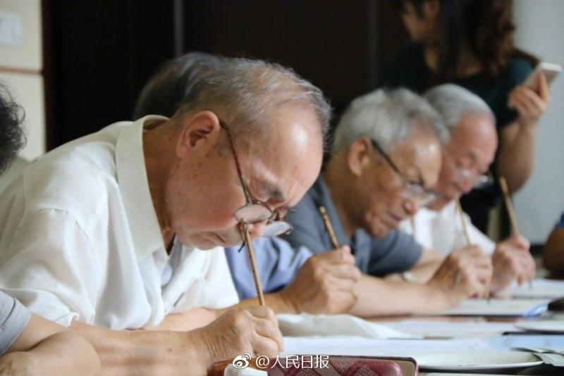 Chinese University sends handwritten admission letters to new students(1/5)