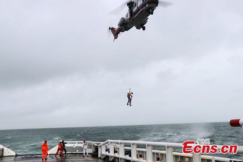 63 hikers rescued as typhoon Talas hits Guangdong(1/3)