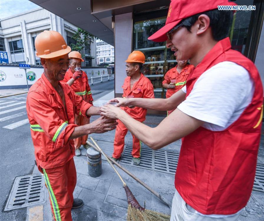 Volunteers send mung bean soup, watermelons to workers in sweltering heat(1/9)