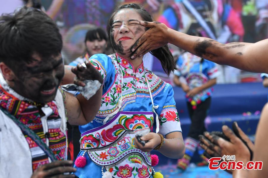 Yi people mark ‘black face’ festival(1/7)