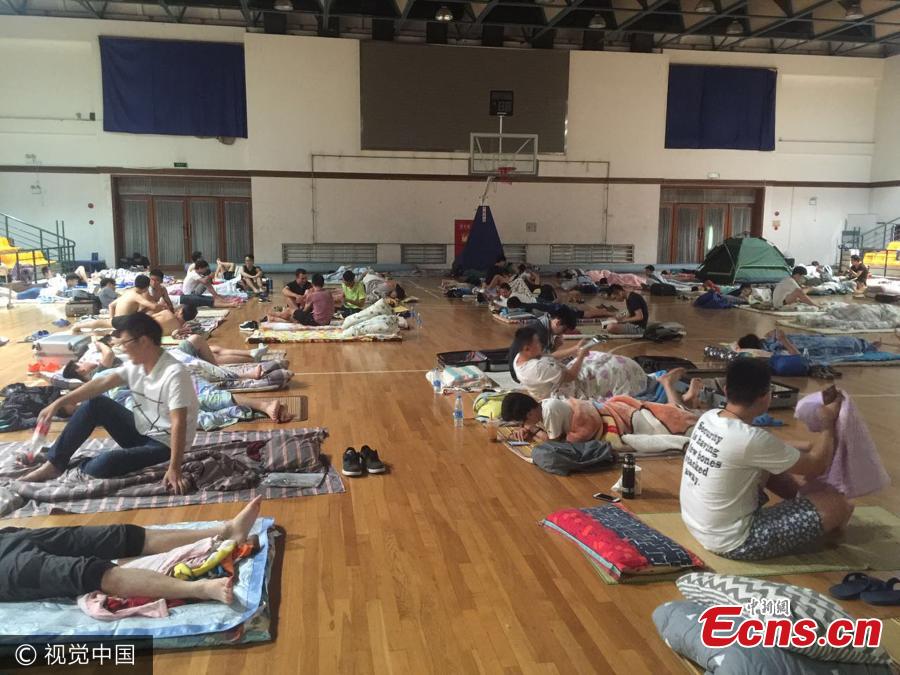 As summer heats up, air-con stadium becomes site for sleep(1/3)