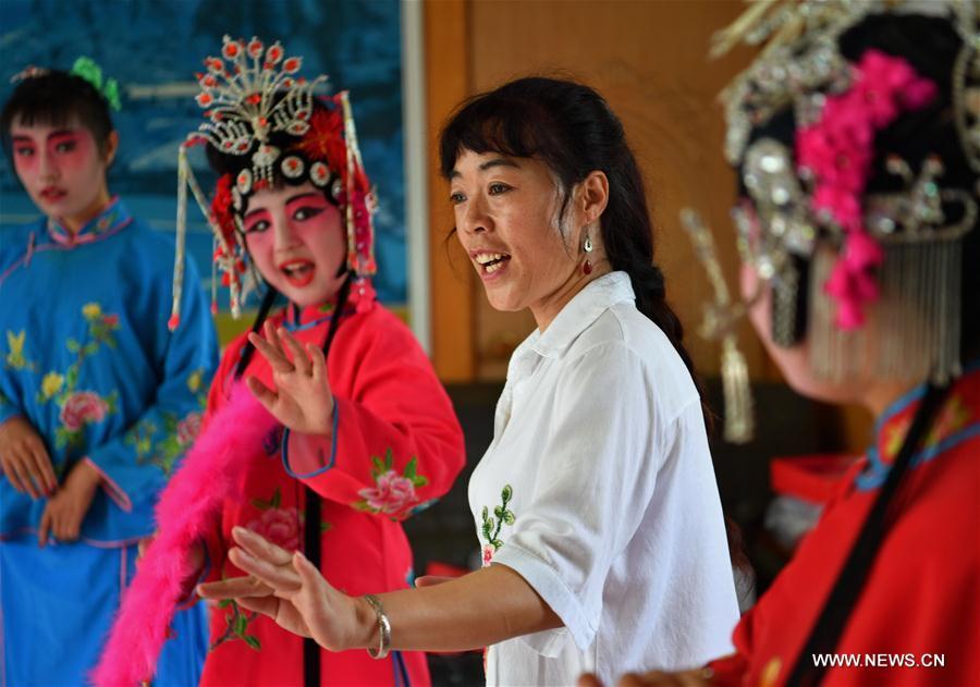 Pingju Opera training offered for students in N China(1/2)