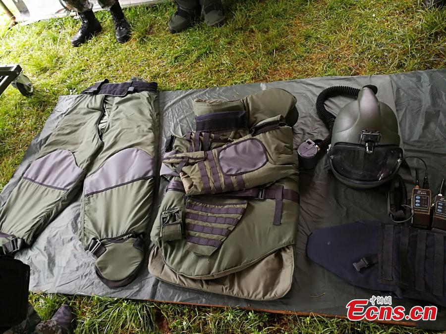 PLA Army reveals clothing to protect wearer from explosions(1/4)
