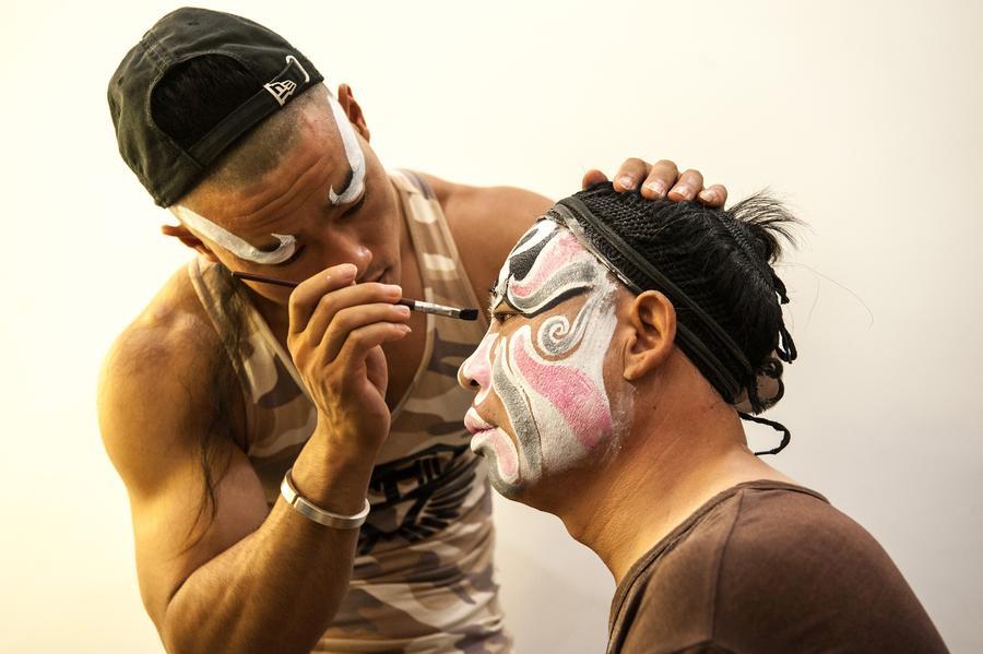 Actors perform traditional local opera 'Sixian' in Hebei(1/6)