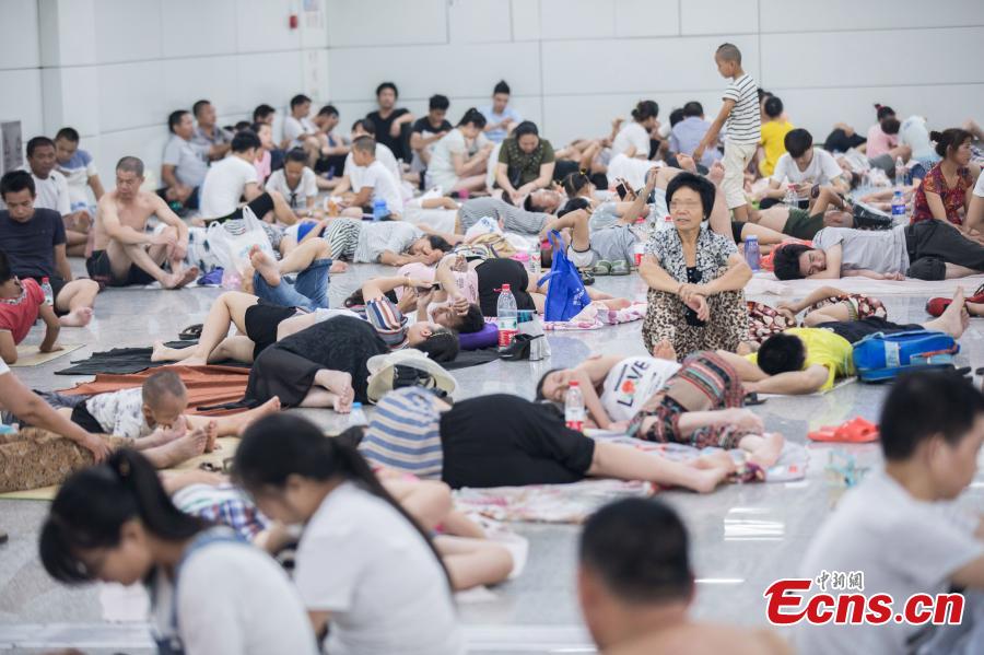 Residents rush to air-con subway in summer heat(1/4)