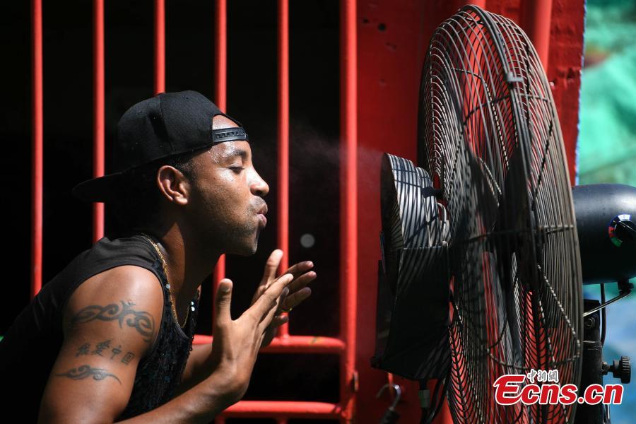 Ethiopian man finds scorching heat in Chongqing a challenge(1/8)