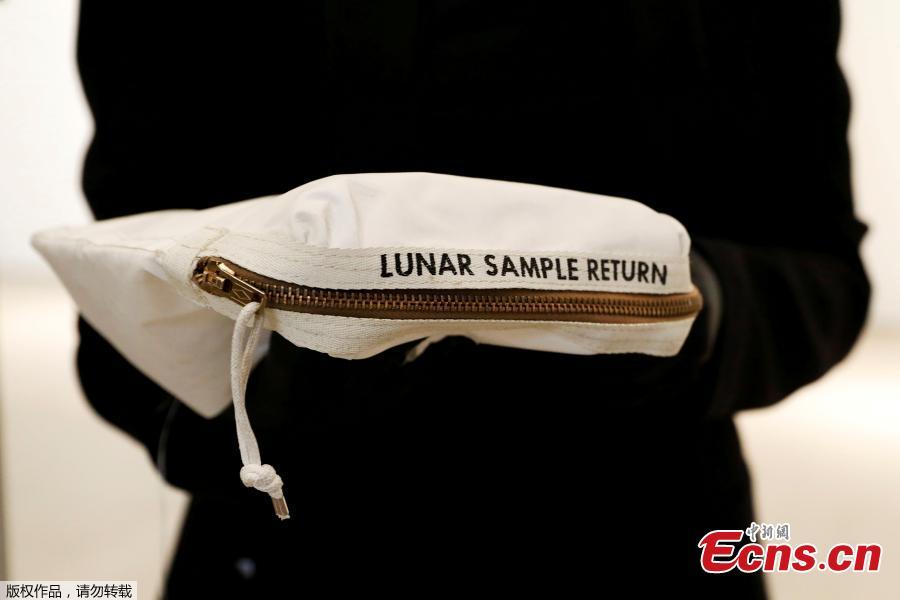 Neil Armstrong's moon bag sells for $1.8 million at auction(1/3)