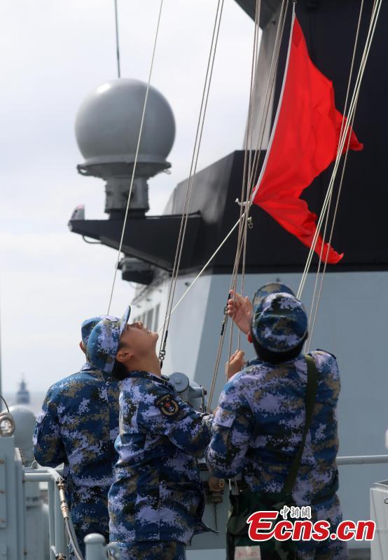 Chinese Navy soldiers raise a signal flag during a drill with Russia in the Baltic Sea. The aim of the Joint Sea 2017 drills, which kicked off on Saturday and will last until July 28, is to carry out joint rescue missions and ensure maritime economic activities. (Photo: China News Service/Wang Xiujun)