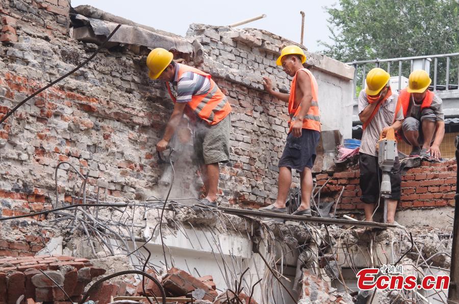 Illegal building near Forbidden City demolished (1/4)