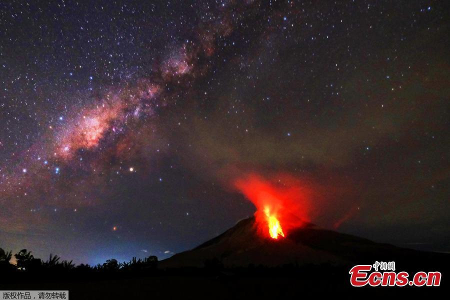 Mount Sinabung erupts in Indonesia(1/4)