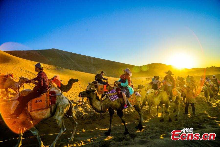 Dunhuang tourist site attracts 25,000 visitors daily(1/6)