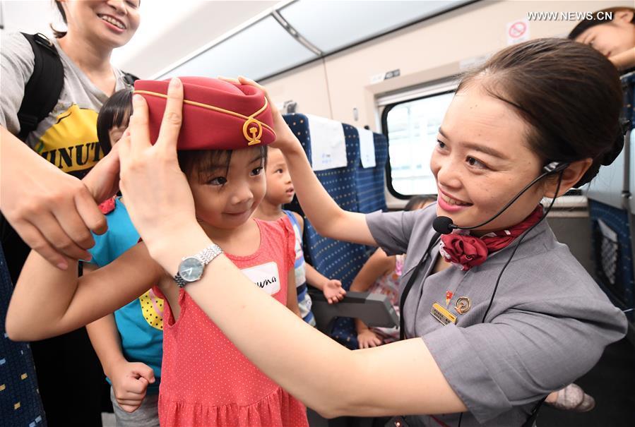 Bullet train introduced to visitors at Nanning east railway station(1/5)