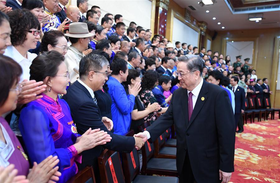 Top political advisor presents gifts to Inner Mongolia(1/11)